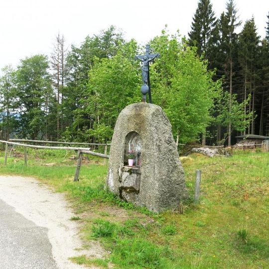 Kříž s výklenkem na jižním okraji Hrabětic