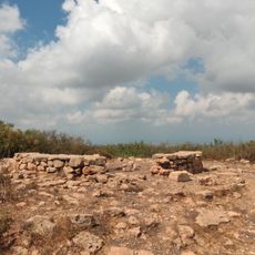 מצפור הרוס בראש הר שוקף שמאפשר תצפית בעיקר דרומה למרות שהעצים מפריעים.