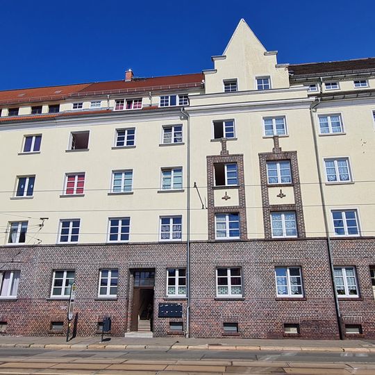 Mietshaus in geschlossener Bebauung, Teil eines einheitlich gestalteten Straßenzuges Leipziger Straße 148