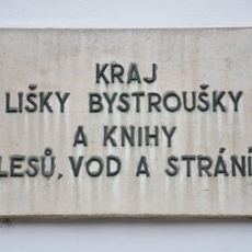 Deska na zastávce Bílovice nad Svitavou