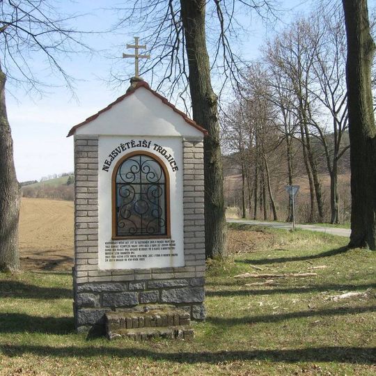 Kaplička Nejsvětější Trojice na křižovatce silnic severně od Osečan