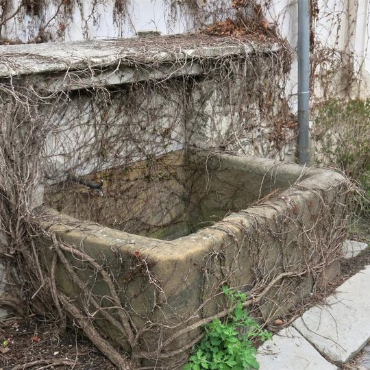 Kamenná nádrž na vodu u zámku v Benešově nad Ploučnicí