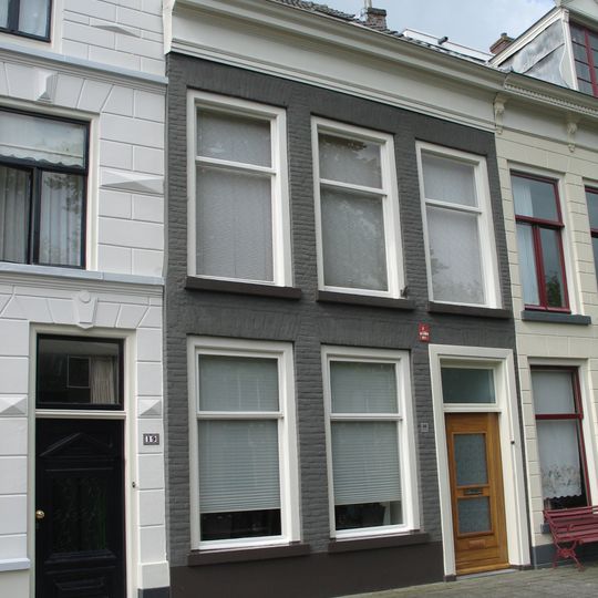 Pand met geverfde lijstgevel onder dwars zadeldak