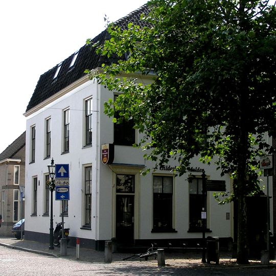 Huis met gepleisterde gevel met mansarde
