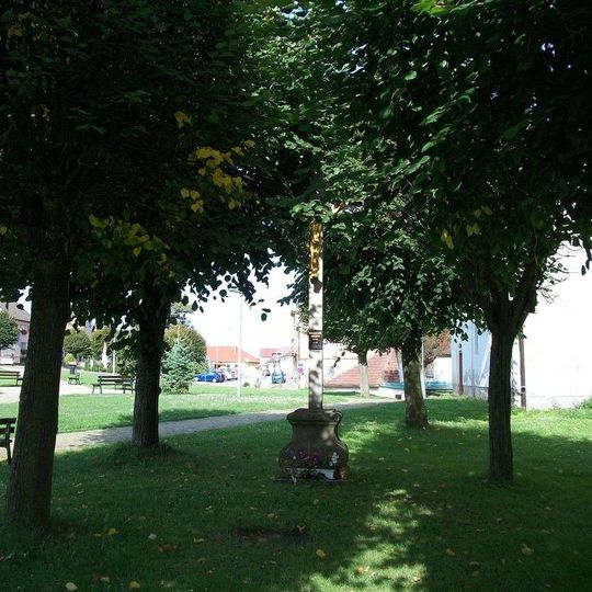 Kříž v Deštné před kostelem