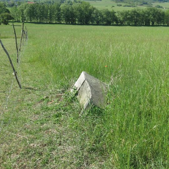 Kříž v lukách severně od Krásného Dvorečku