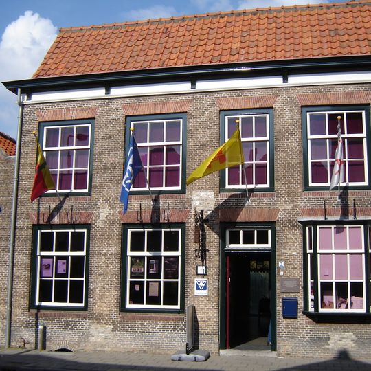 Fors, gedeeltelijk onderkelderd dwarspand van gele metselsteen