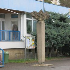 Kamenná plastika Plavkyně u plavecké haly v Neratovicích