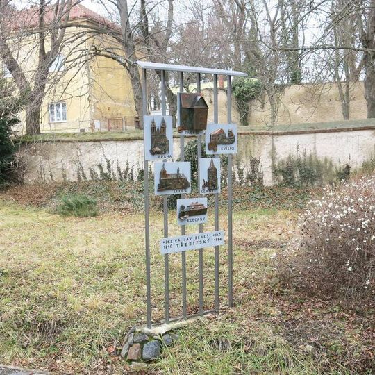 Pomník Václava Beneše Třebízského v zahradě fary v Klecanech