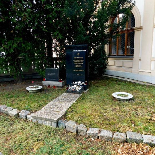 Památník obětem nacismu na novém židovském hřbitově na Olšanech