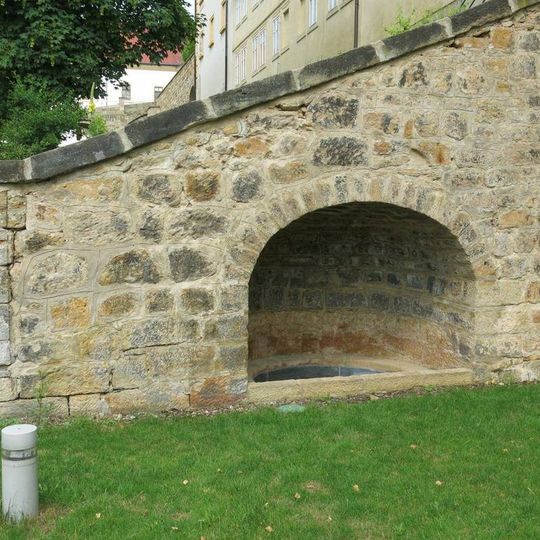 Malá kašna ve výklenku boční zdi horní terasy jižních zahrad zámku v Děčíně