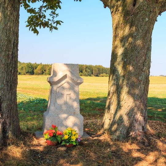 Kříž severně od Holušic