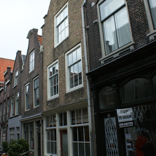 Pand met gepleisterde puntgevel, oorspronkelijke trapgevel