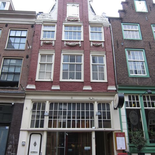 Pand met pilaster-halsgevel