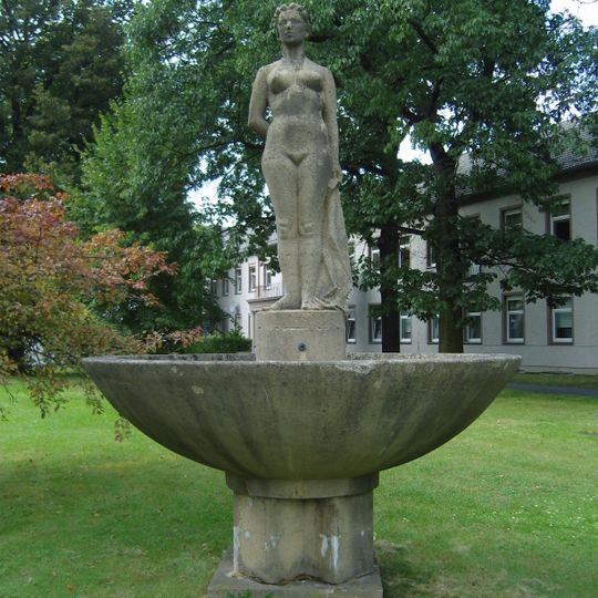 Weiblicher Akt mit Brunnen