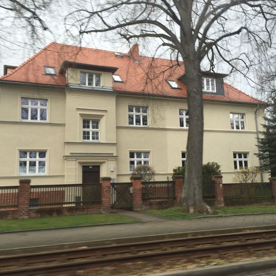 Wohnhaus und Einfriedung, Doppelwohnhaus mit Biesnitzer Straße 58 Pestalozzistraße 1