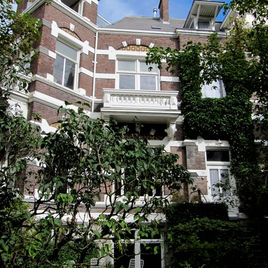 Helft van een vrijstaande dubbele villa in neo-renaissance stijl