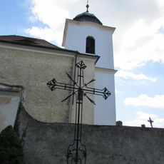 Kříž před kostelem Narození Panny Marie ve Vysokém Újezdě
