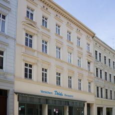 Mietshaus in geschlossener Bebauung, mit Laden Jakobstraße 28