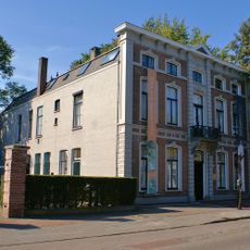 Woonhuis met stijlelementen van het Neo-Classicisme