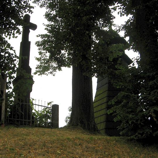 Dřevěná zvonice a krucifix