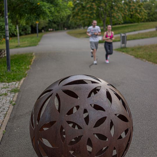Kovová plastika Koule v Malešickém parku