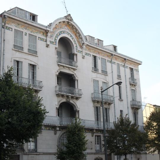 Edifício sito na Rua Alexandre Herculano, 57