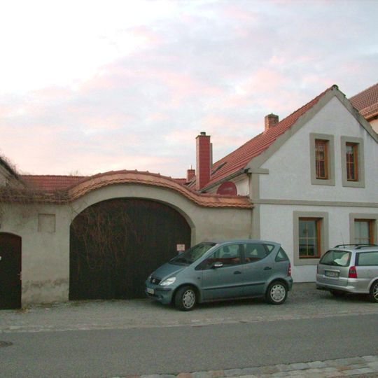 Hofmauer und Scheune eines Bauernhofes Hauptstraße 22