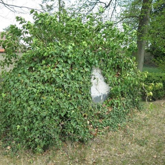 Pomník nejasného účelu u kostela v Krabčicích