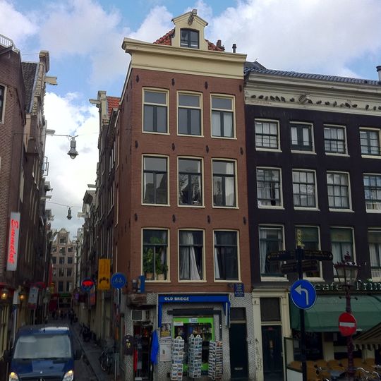 Hoekhuis met gevel onder rechte lijst