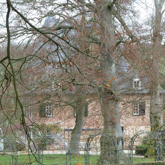 Lemiers Castle: fountain