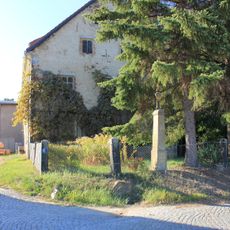 Wohnhaus und Betkreuz eines Bauernhofes Crostwitzer Straße 32