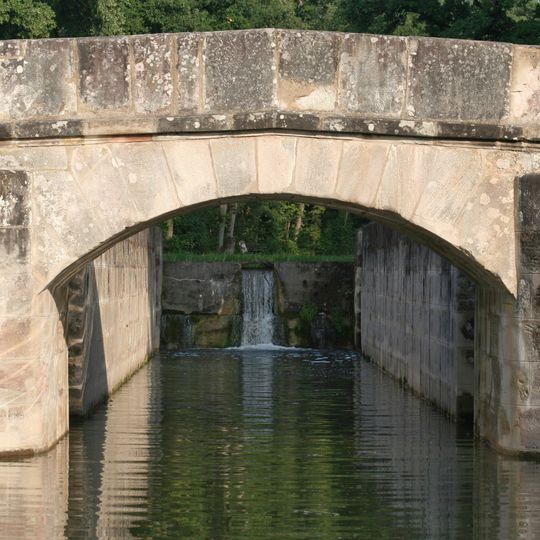 Bogenbrücke der Schleuse 60
