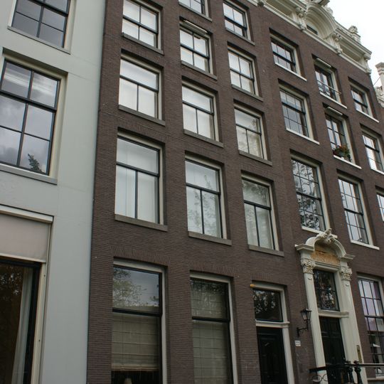 Pand met gevel onder rechte lijst met balustrade