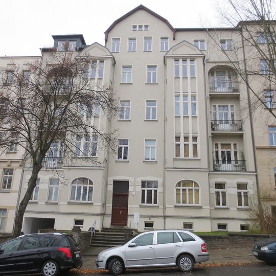 Mietshaus in geschlossener Bebauung mit Vorgarten und Einfriedungsmauer Ulmenstraße 21