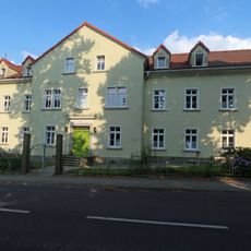 Wohnhaus in offener Bebauung, ehemaliges Altenheim Pulsnitzer Straße 57
