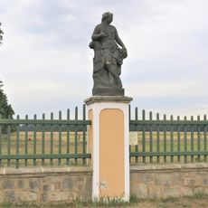 Alegorická socha Březen v ohradě zámecké zahrady ve Veltrusech