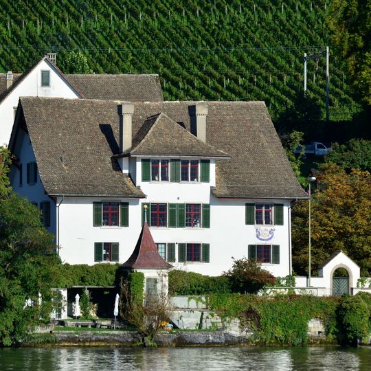 Landgut mit Seeuferhang