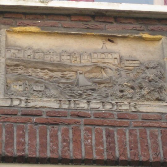 Pand met tot puntgevel gewijzigde klokgevel met gevelsteen