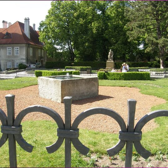 Pískovcová kašna před zámkem