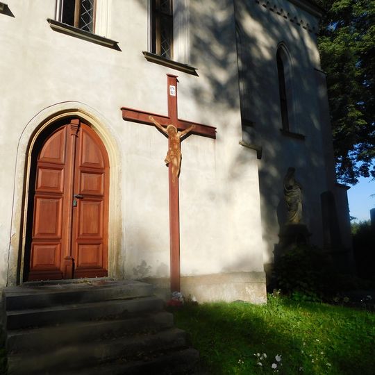 Kříž u kostela na hřbitově v Humpolci