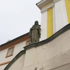 Socha Panny Marie na schodišti ke kostelu svaté Rodiny a svaté Alžběty v Kadani