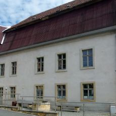 Gasthaus in offener Bebauung, mit Anbau Karl-Marx-Platz 2