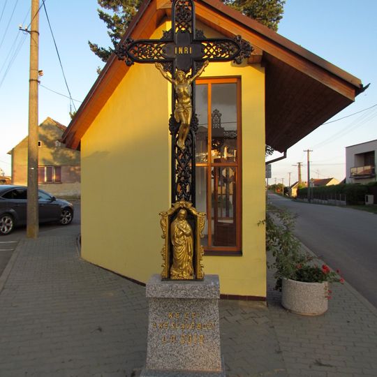 Kříž na návsi v Lázi