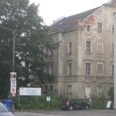 Mietshaus in offener Bebauung mit Hinterhaus und Vorgarten Straße der Nationen 43