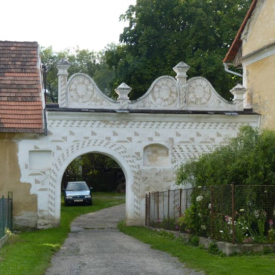 Renesanční brána zámku v Dobrši