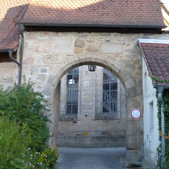 Kirchhof mit Resten der ehemaligen Befestigung