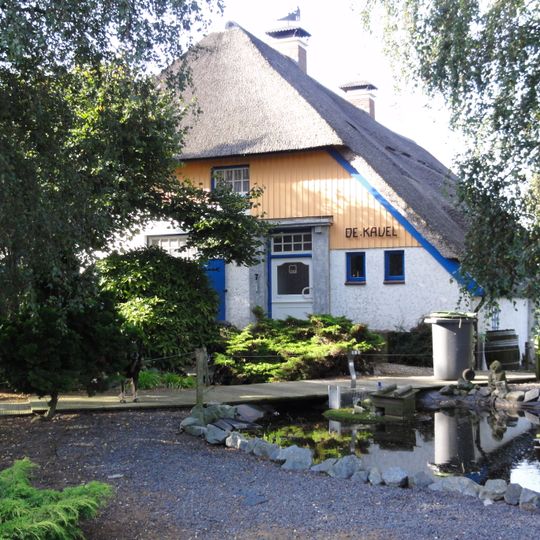 Boerderij, gepleisterd, wolfdak, gedekt met riet en pannen, bouwvallige staat