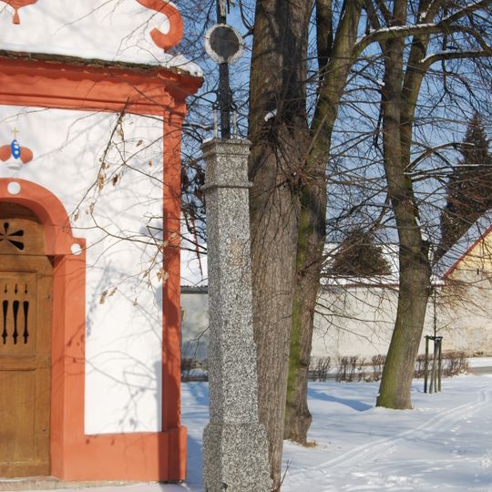 Kříž u kaple v Ražicích