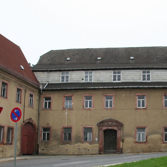 Zwei über Eck gestellte Wohnhäuser in geschlossener Bebauung, Seitengebäude und Scheune